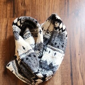 American Eagle Outfitters Black and Cream Knit Scarf